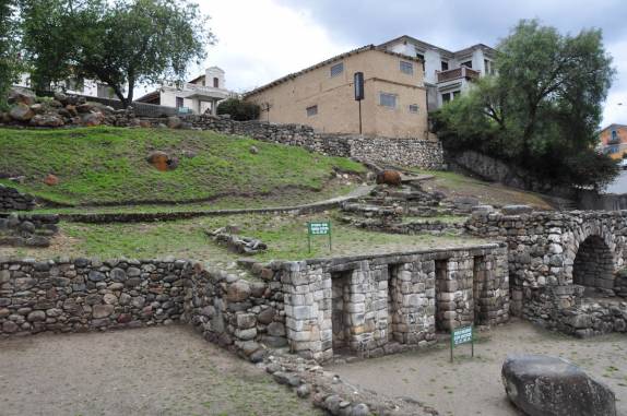 Ruínas incas no centro de Cuenca, no Equador